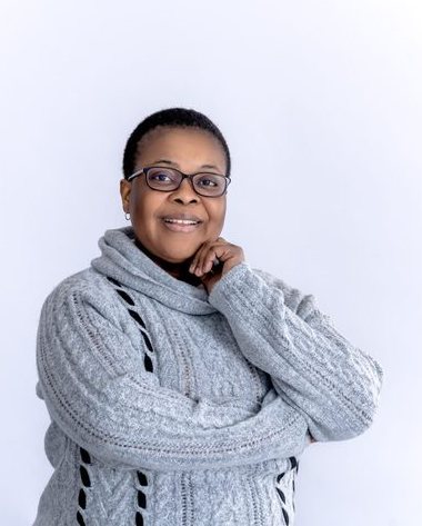 Portrait d'Annick Santos, auteure du livre Honorer les autorités